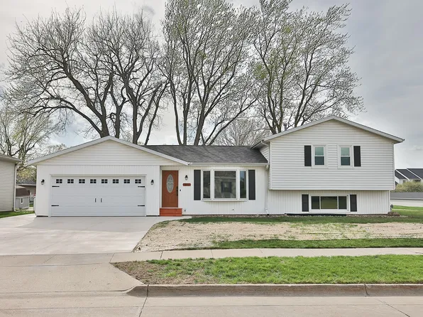 221 E 15th St, Pella, IA 50219