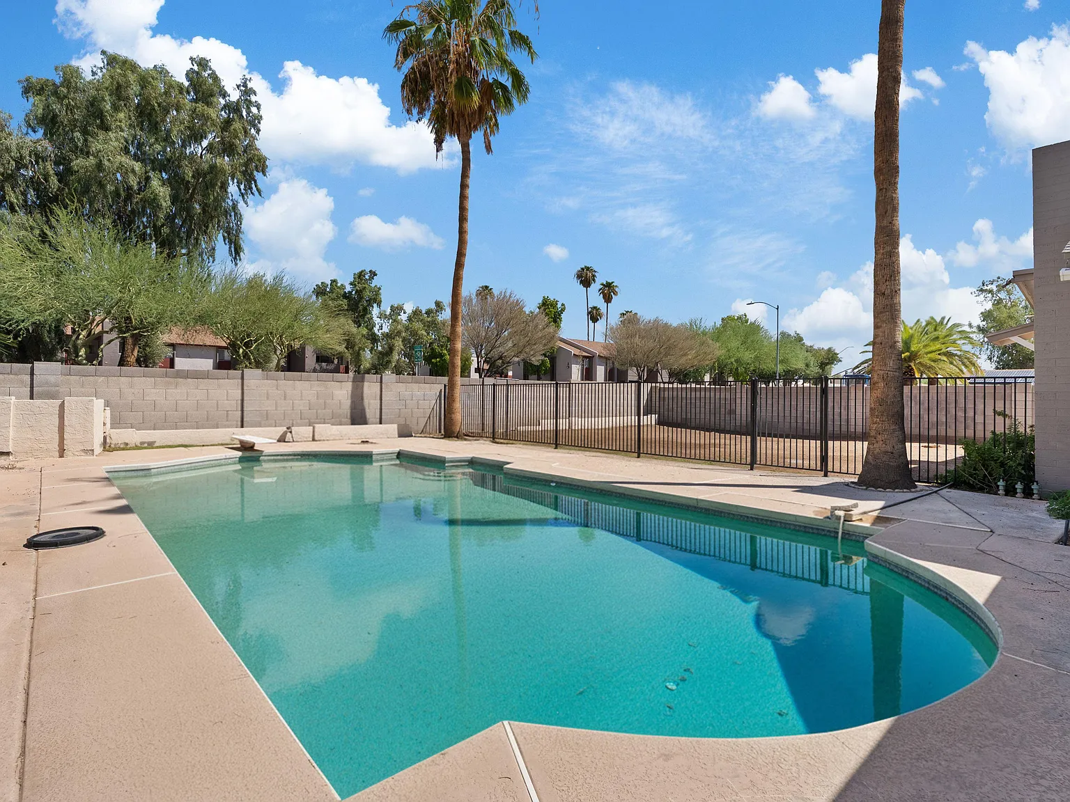 4 bed, 3.0 bath, 2200 sqft, $884 — Photo 3