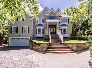 7 Ledgewood Dr, Smithtown, NY 11787