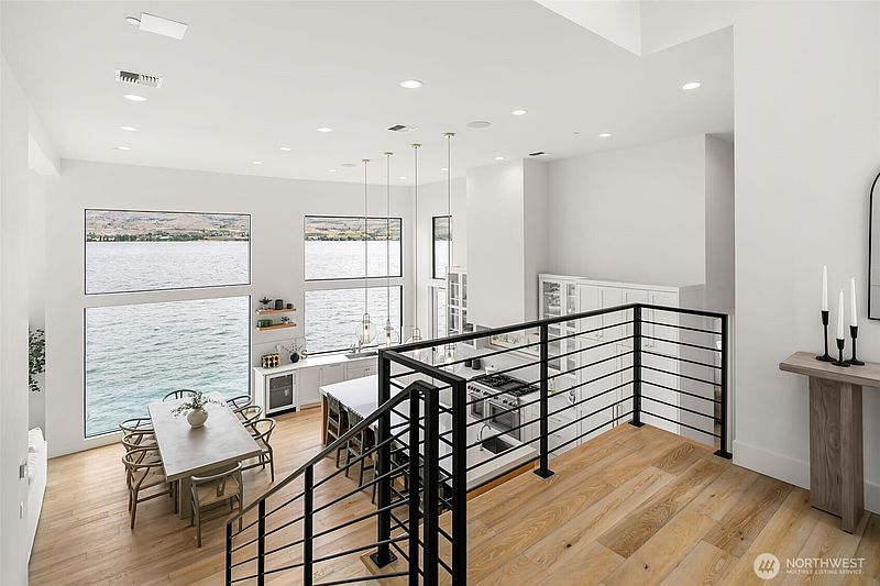 4th image of 3212 S Lakeshore Road