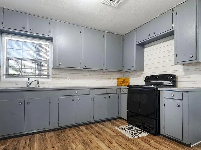 472 E Main St — Photo 4