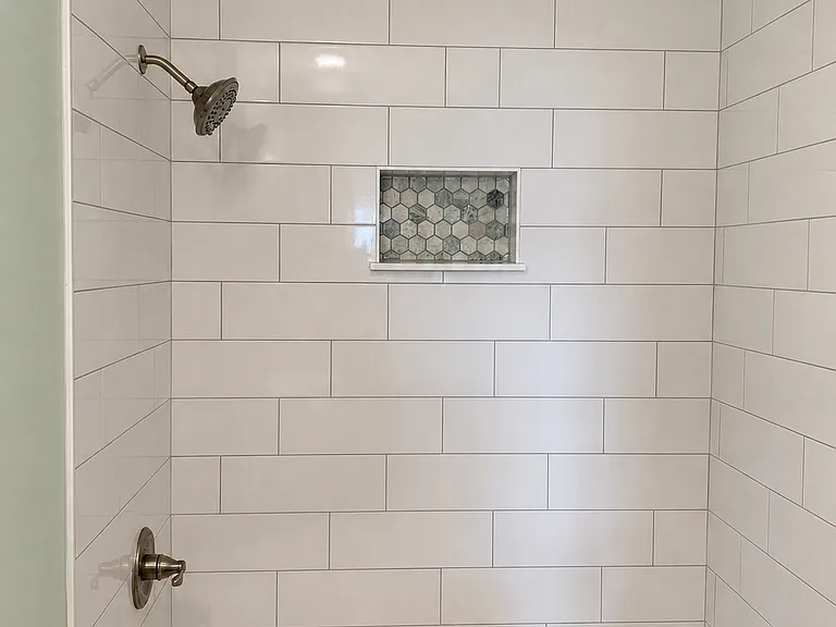 Full bath in hallway