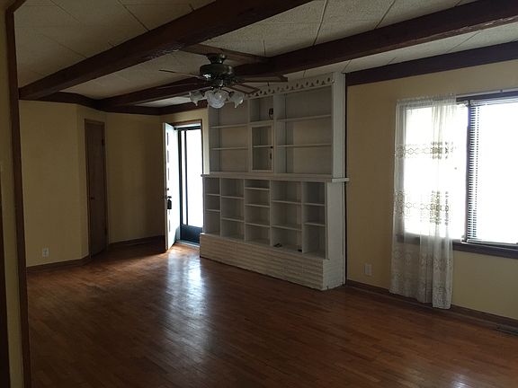 large livingroom, hardwoods
