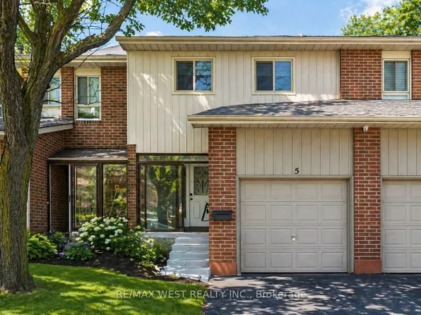 34 Dundalk Dr #5, Toronto, ON M1P 4W3