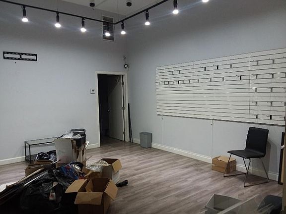 2nd image of 4276 Beverly Blvd