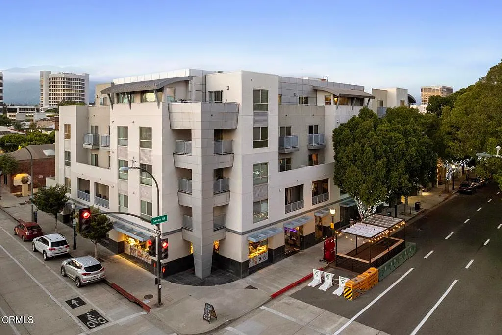 1 bed, 1.0 bath, 910 sqft, $2,700 — Photo 2