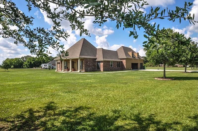 1st image of 1009 Bayou Oaks Rd