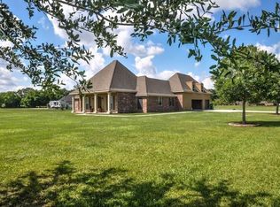 1009 Bayou Oaks Rd, Breaux Bridge, LA 70517