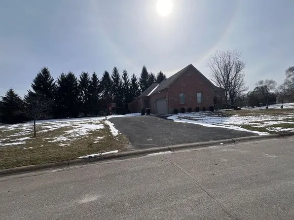 2940 Dana Pointe Dr, Pinckney, MI 48169