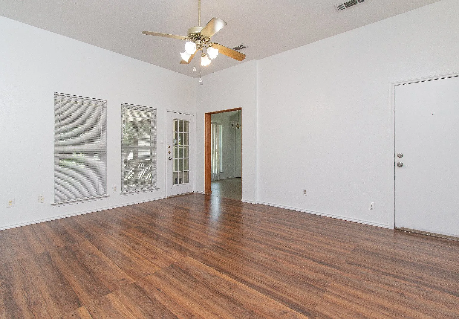 3 bed, 2.0 bath, 928 sqft, $1,375 — Photo 4