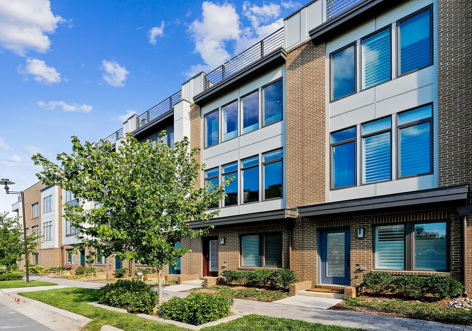 Great Location!! Stunning 3bd/3.5ba Luxury 4-Level Townhouse! — Photo 1