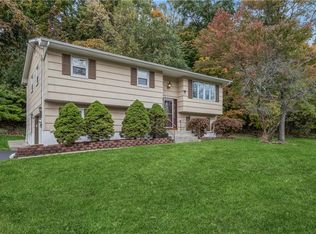 30 Great Oaks Dr, New City, NY 10956