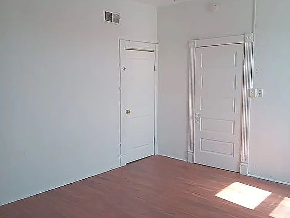 4th image of 5911-5913 South Broadway