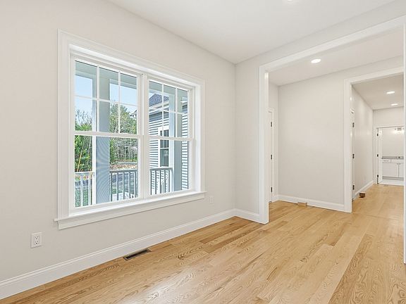4th image of 889 Maple St