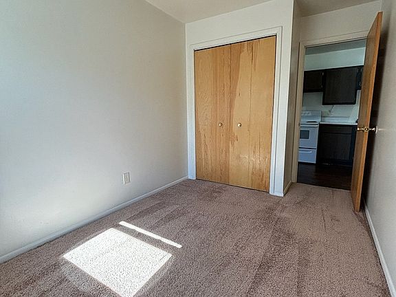 5th image of 728 Waskin Dr #B