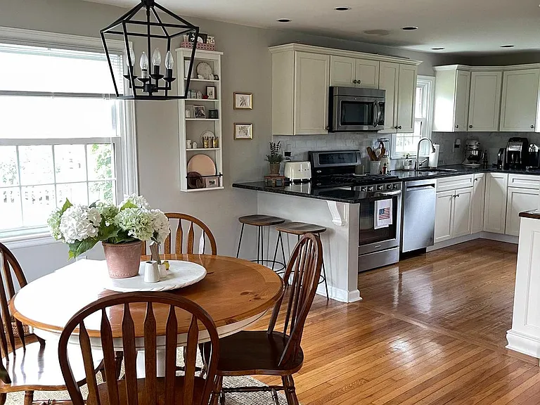 402 Elliger Ave — Photo 9