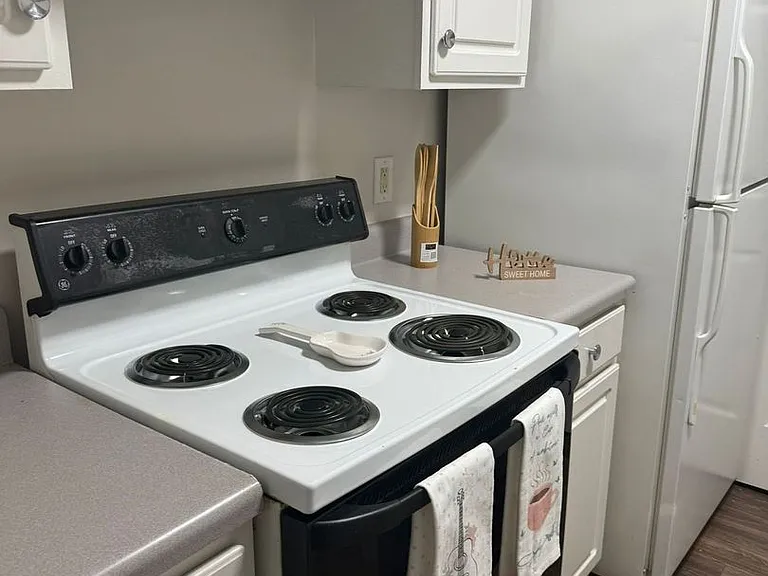 Chelsea Court Apartments — Photo 31