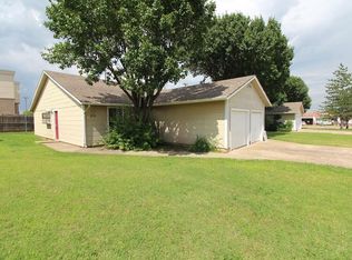 713 NE 11th St, Moore, OK 73160
