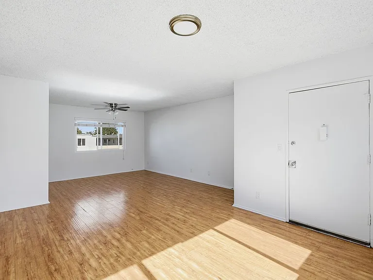 6640 Darby Ave — Photo 7