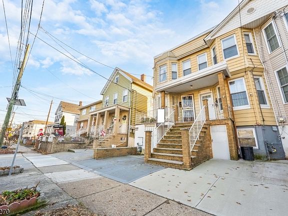 2nd image of 956 De Hart Pl