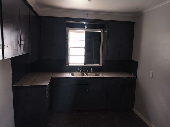 2nd image of 3007 Woodford St