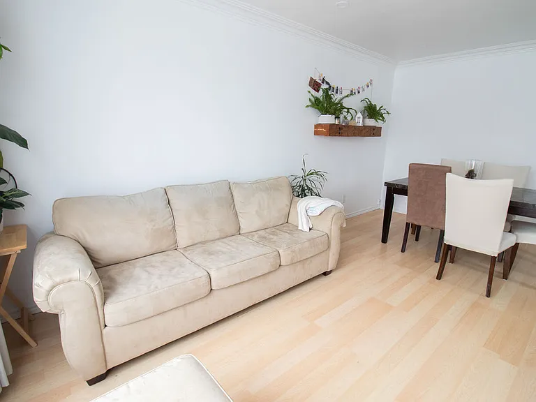 5 Alexandra Blvd — Photo 2