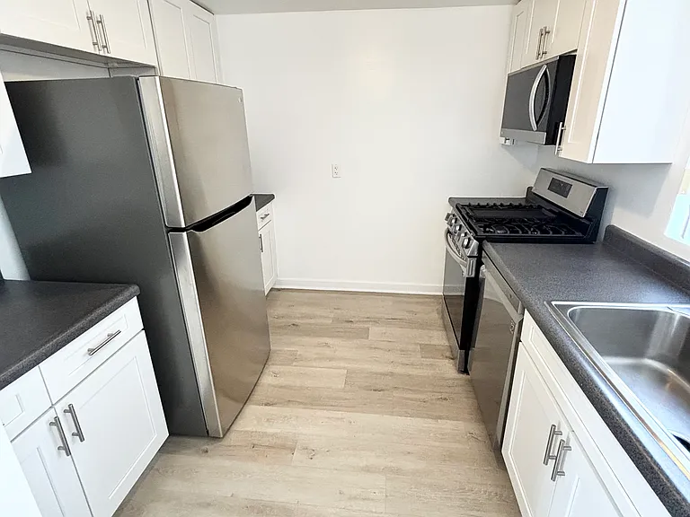 555 Oak St #301 — Photo 1