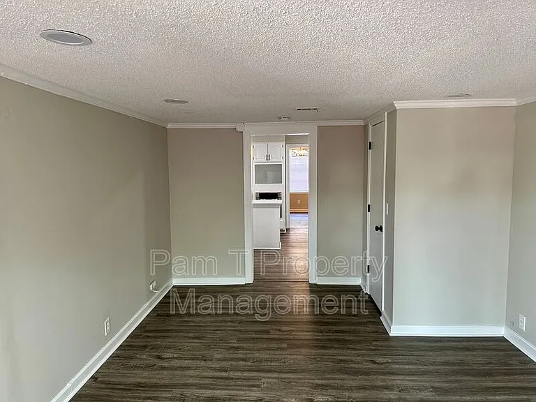 2411 E 39th St — Photo 11