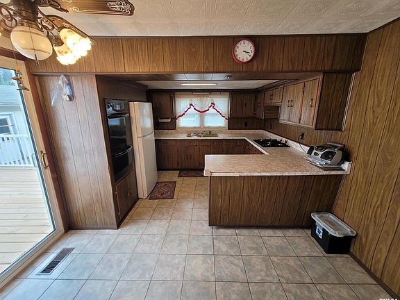 5th image of 405 Saint Clair St