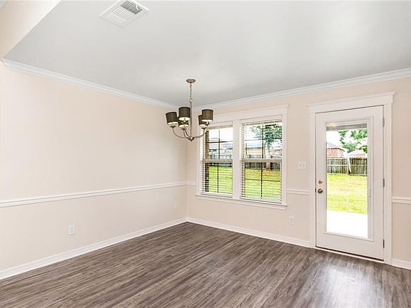 3rd image of 8590 Oak Hill Dr
