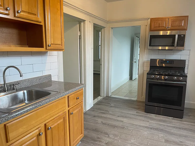 178 Howe Ave #3 — Photo 2