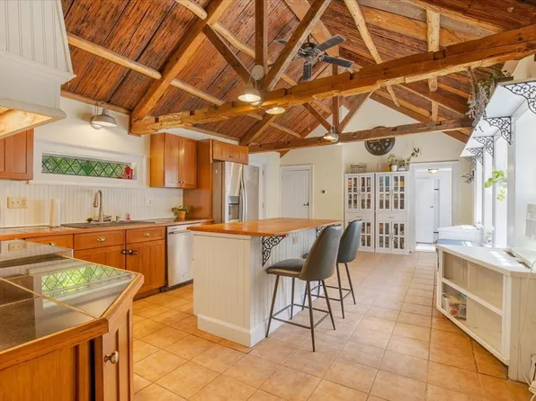 15 Carver St, Halifax, MA 02338