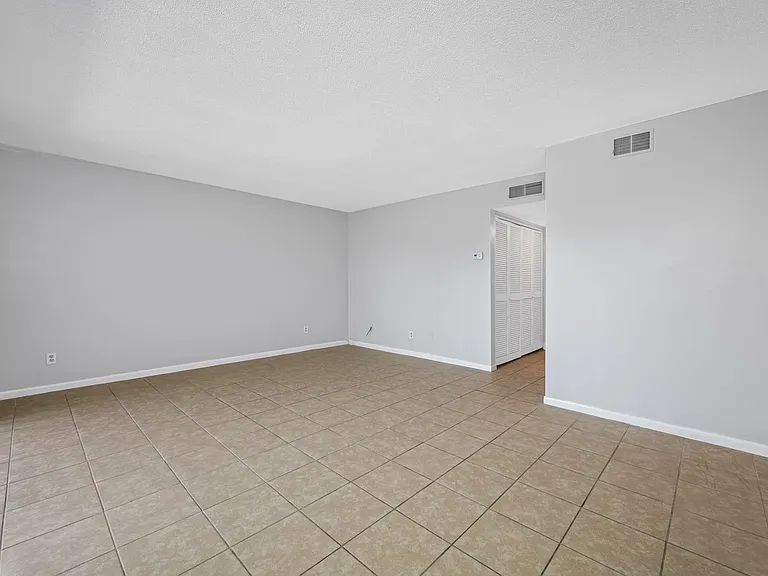 Lake Tarpon Apartments — Photo 39