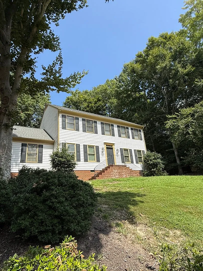 Single Family home in Williamsburg! Available NOW! — Photo 1