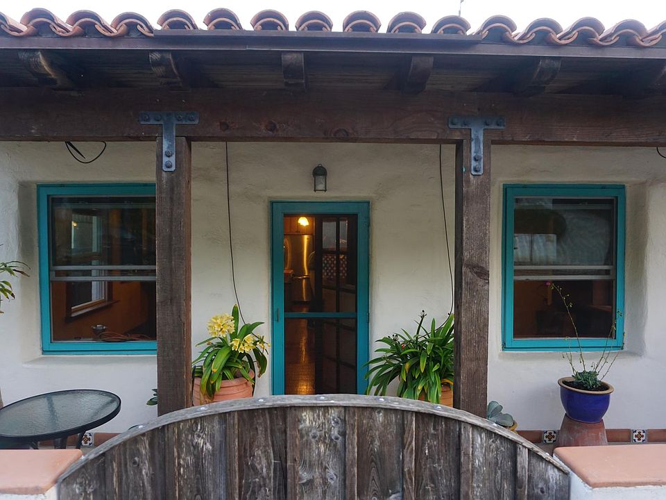 Covered Front Patio, Table and Chairs to Front door