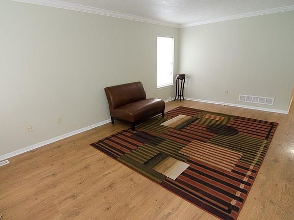3rd image of 992 Burbank Ave