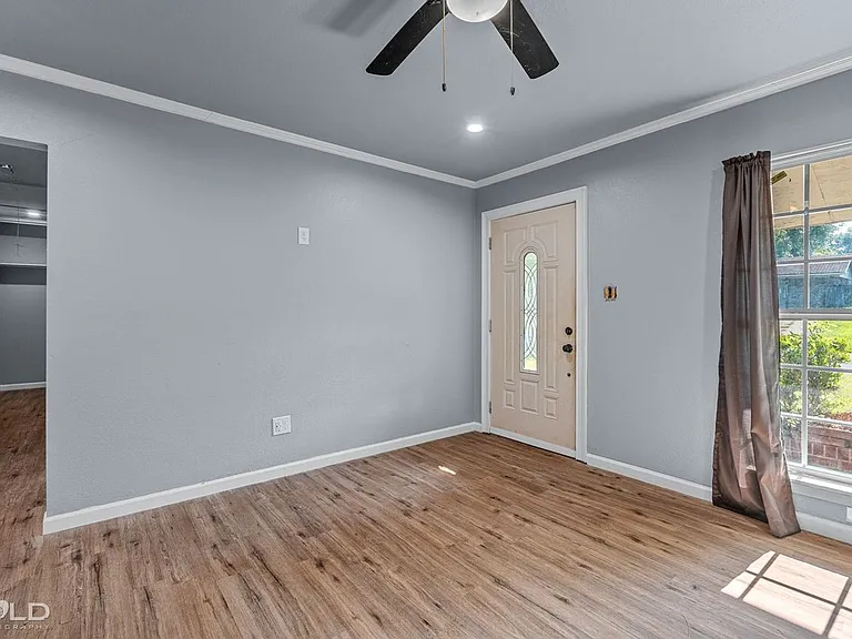 9419 Normandie Dr — Photo 9