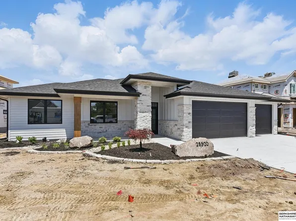 18304 Acorn Dr, Gretna, NE 68028