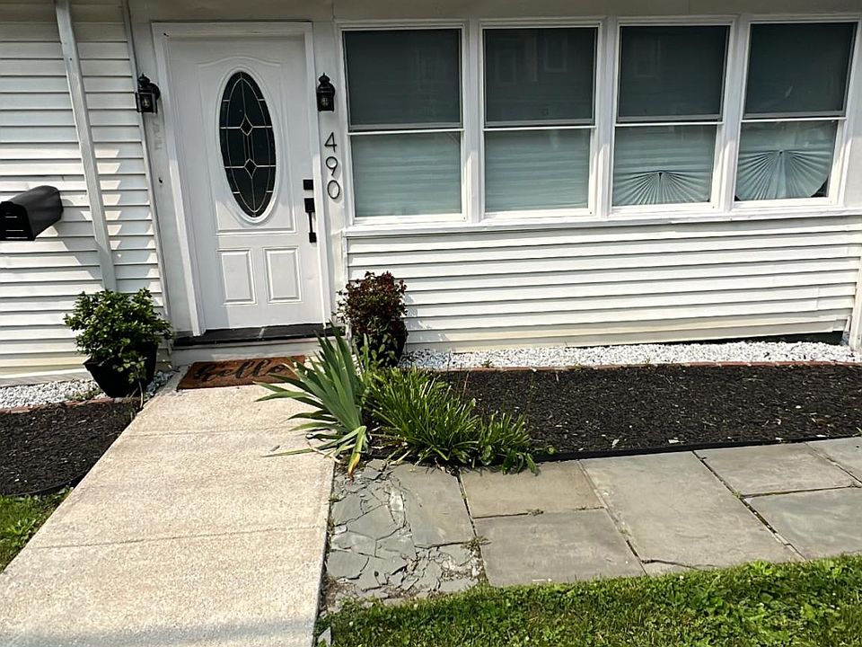 1st image of 490 Benedict Ave