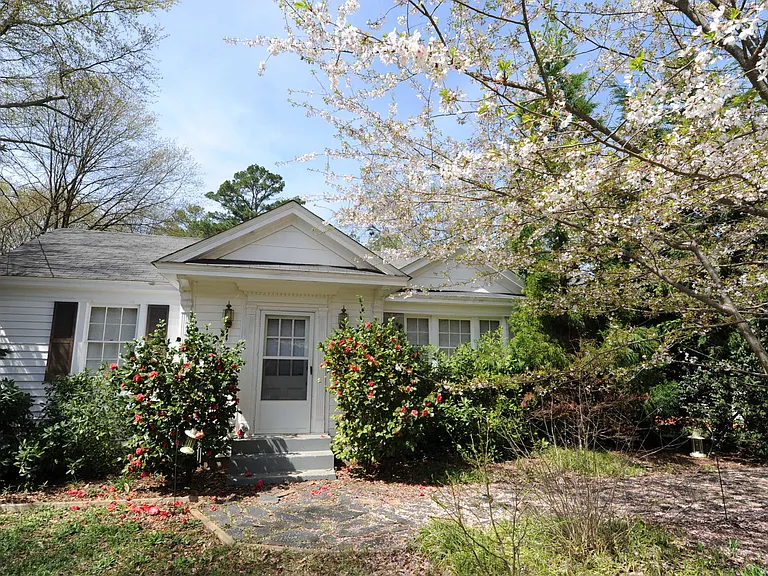 220 Gilleland Dr — Photo 3