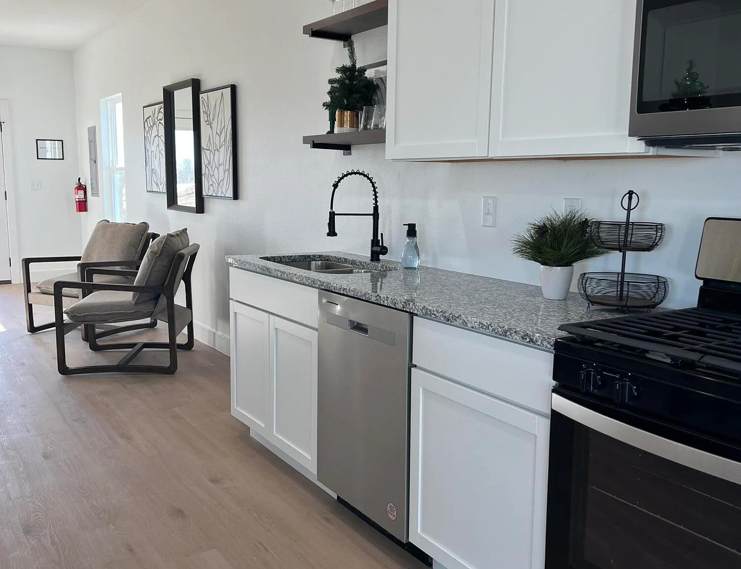 2 bed, 2.0 bath, 1400 sqft, $2,300 — Photo 2