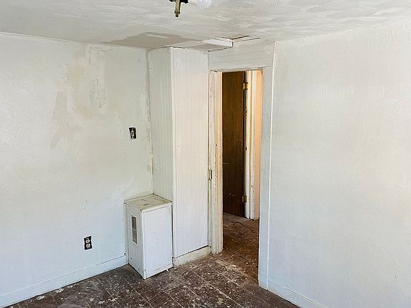 4th image of 307 Covington St