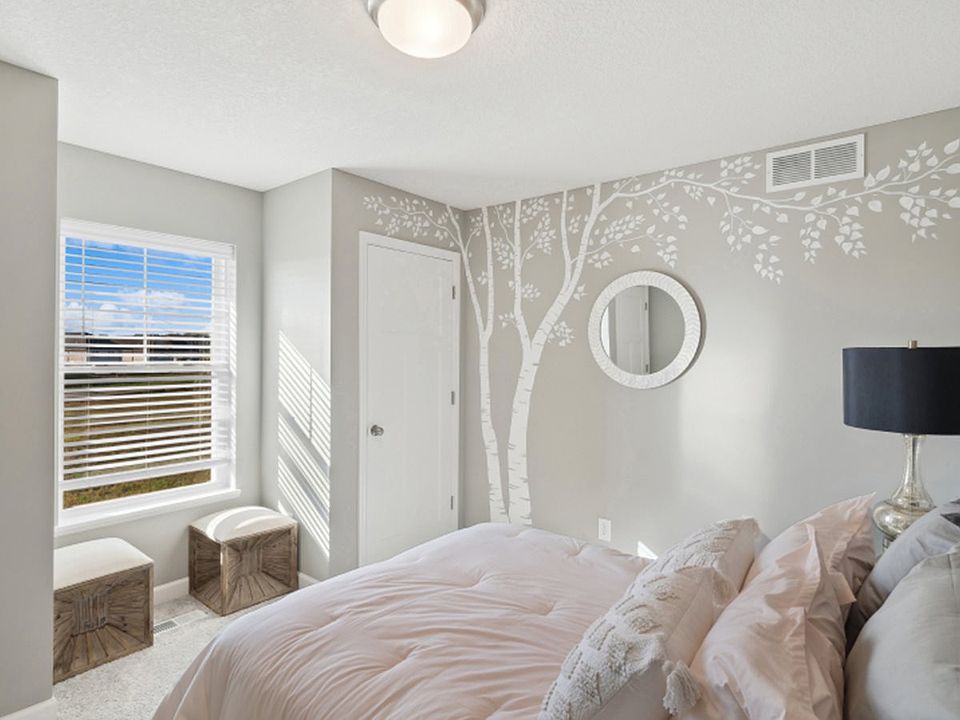 Bedroom 2:
This secondary bedroom on the top floor provides two closets, making it an ideal space for family members with expansive wardrobes.