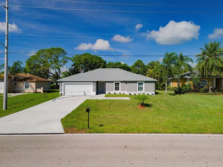 574 NW Bayshore Blvd — Photo 2