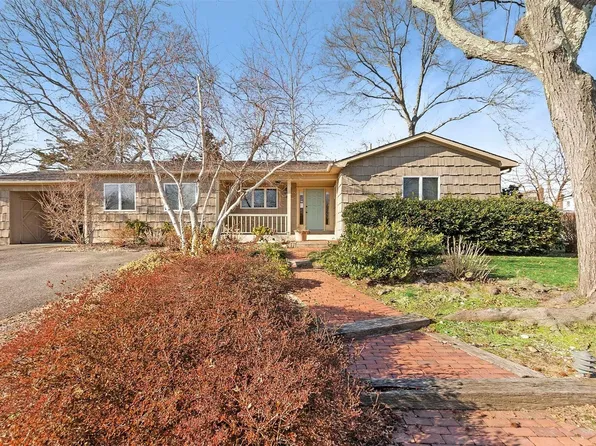 21 Griggs Drive, Greenlawn, NY 11740