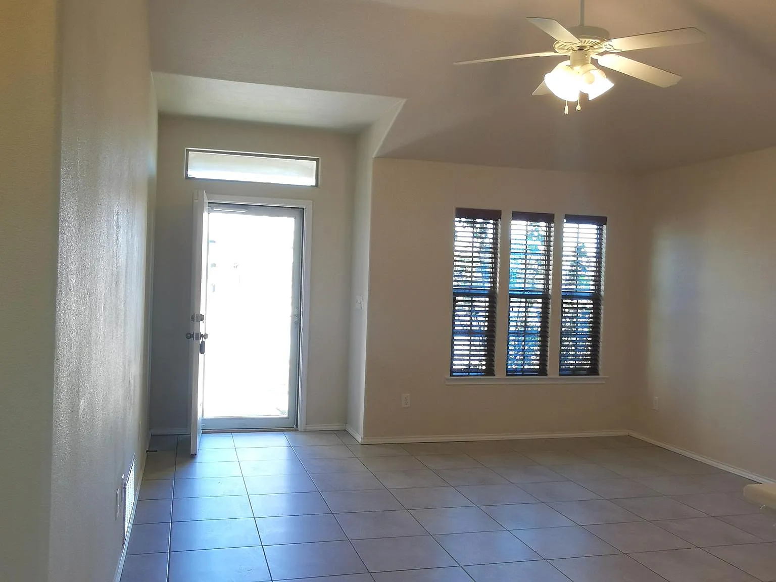 3 bed, 1500 sqft, $2,200 — Photo 4