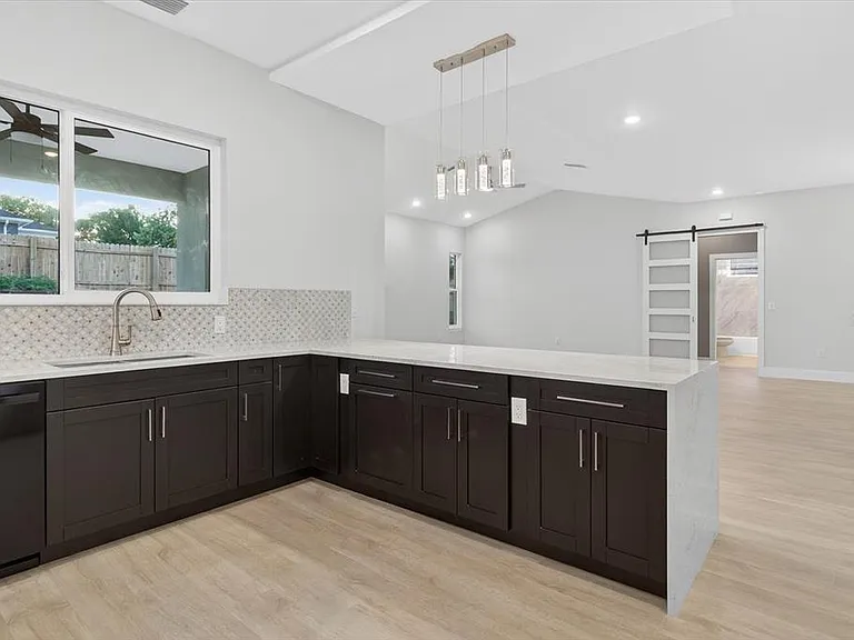 207 Athens St — Photo 28