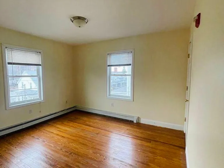 117 Waterman Ave #2R — Photo 6