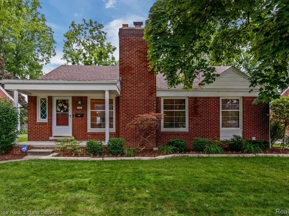 1240 Fairholme Rd, Grosse Pointe Woods, MI 48236