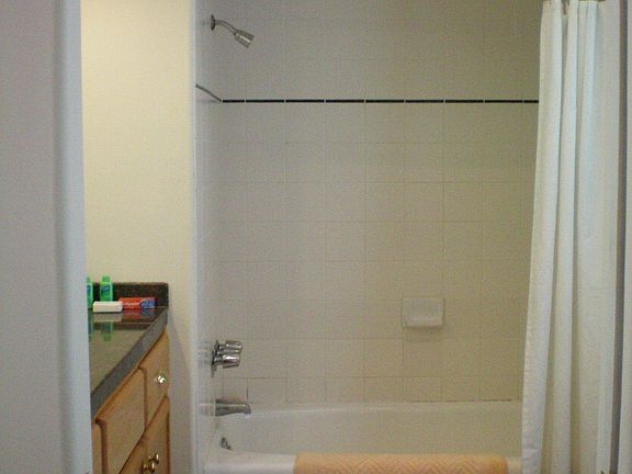 5th image of 555 Forest Ave #5